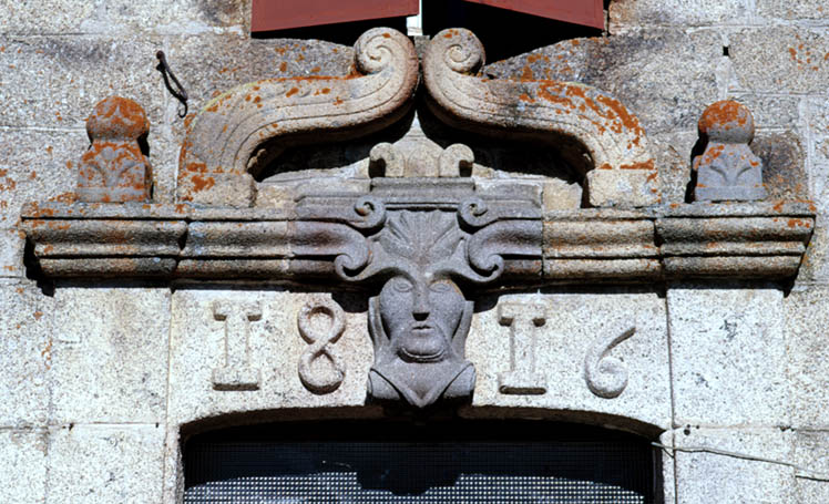 La porte du logis : détail du linteau sculpté