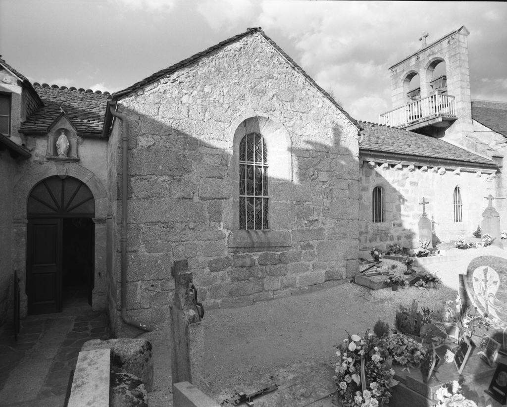 Vue d'ensemble de l'élévation sud de l'église.
