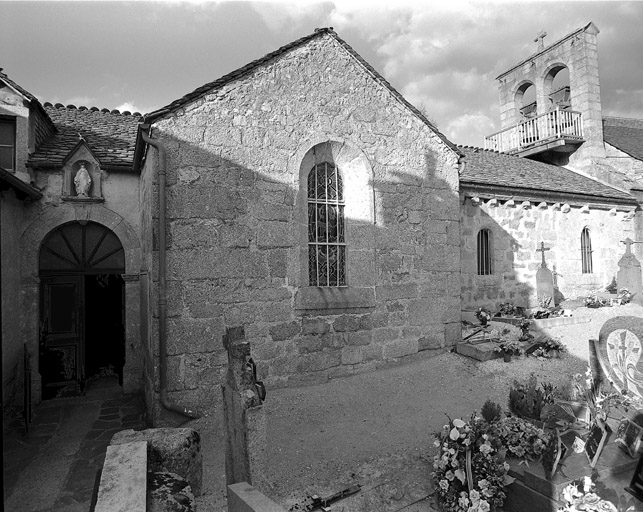 Vue d'ensemble de l'élévation sud de l'église.