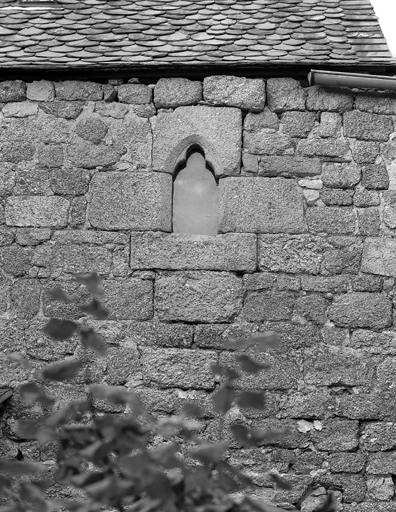 Elévation sud de l'ancien prieuré : détail d'une baie trilobée