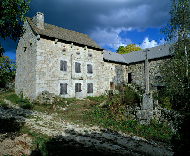 Vue d'ensemble de la ferme prise du sud-est