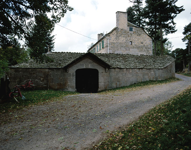 Vue d'ensemble prise du sud-est avec le porche d'entrée de la cour