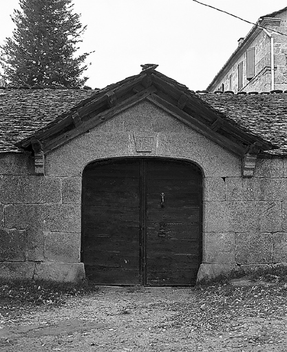 Porte charretière du porche d'entrée