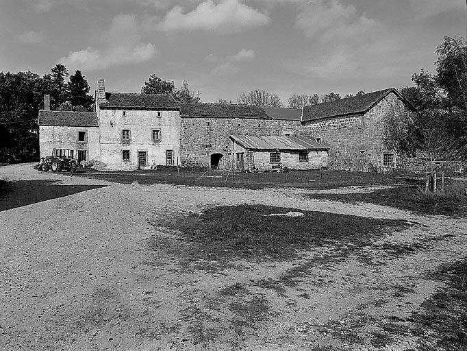 Vue d'ensemble de la première ferme prise du sud