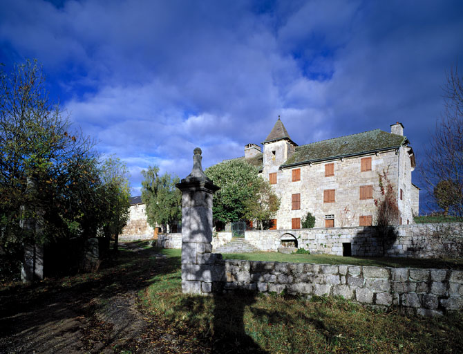 Vue d'ensemble du logis et de la porte flamande