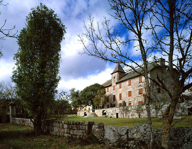 Vue d'ensemble du logis, de la terrasse et du jardin prise de l'est