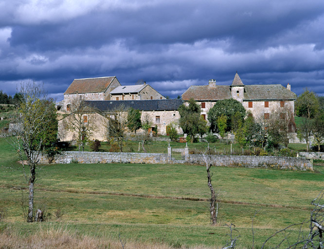 Vue d'ensemble du château et de ses dépendance prise du sud