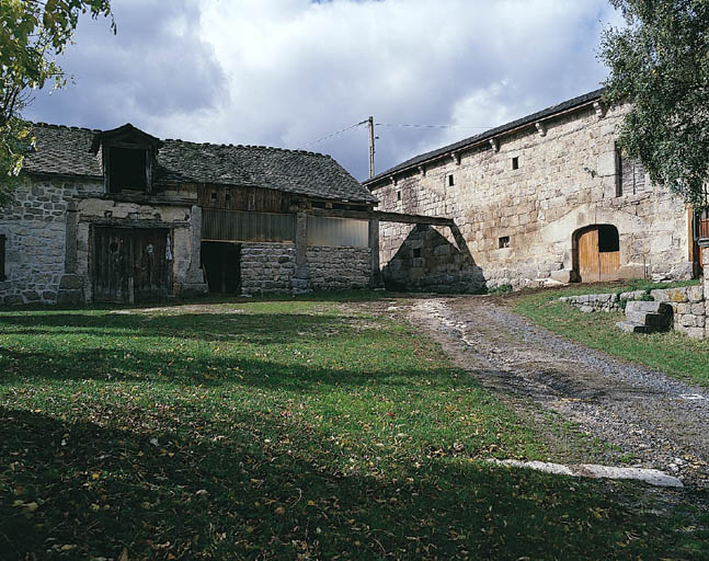 Le hangar et la grange-étable