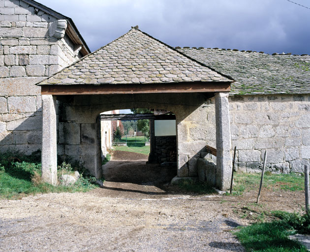 Le porche d'entrée vu de l'ouest