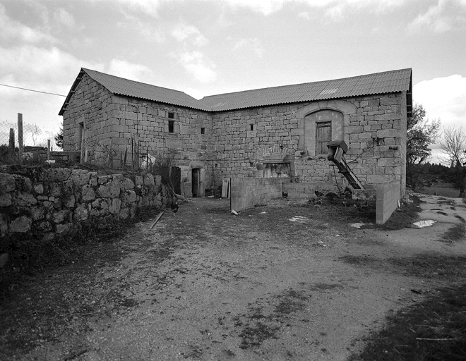 Vue d'ensemble de la première ferme prise du sud