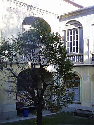 Détail du portique de l'église dans l'ancien cloître (à gauche) et de l'ancien immeuble Bardou (à droite).