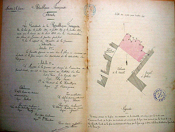 'Décret de M. le Président de la République modifiant la zone unique des servitudes militaires', Procès-verbal comprenant un plan, dessin à la plume sur papier avec rehauts de couleurs, n.s., 15 novembre 1895. Légende : rose : 'terrain distrait' de la zone des servitudes ; ligne brisée passant par les bornes 76 à 90 : ancienne limite de la zone des servitudes ; ligne rouge à 47 m de la borne 76 allant en ligne droite à la borne 90 : nouvelle limite de la zone des servitudes.