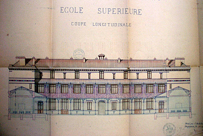 'Ville de Perpignan. Ecole Supérieure [de garçons]. Coupe longitudinale', coupe, dessin à la plume sur papier avec rehauts de couleurs, par Léon Baille architecte de la ville, 15 novembre 1895.