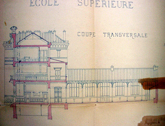 'Ville de Perpignan. Ecole Supérieure [de garçons]. Coupe transversale', coupe, dessin à la plume sur papier avec rehauts de couleurs, par Léon Baille architecte de la ville, 15 novembre 1895.