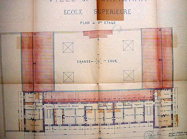 'Ville de Perpignan. Ecole Supérieure [de garçons]. Plan du 2e étage', plan, dessin à la plume sur papier avec rehauts de couleurs, par Léon Baille architecte de la ville, 15 novembre 1895.