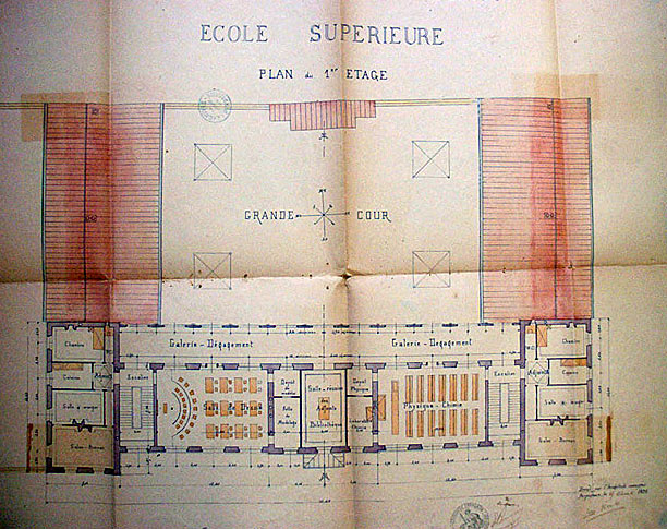 'Ville de Perpignan. Ecole Supérieure [de garçons]. Plan du 1er étage', plan, dessin à la plume sur papier avec rehauts de couleurs, par Léon Baille architecte de la ville, 15 novembre 1895.