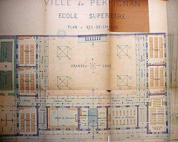 'Ville de Perpignan. Ecole Supérieure [de garçons]. Plan du rez-de-chaussée', plan, dessin à la plume sur papier avec rehauts de couleurs, par Léon Baille architecte de la ville, 15 novembre 1895.