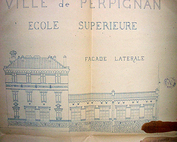 'Ville de Perpignan. Ecole Supérieure [de garçons]. Façade latérale', élévation, dessin à la plume sur papier avec rehauts de couleurs, par Léon Baille architecte de la ville, 10 juin 1899.