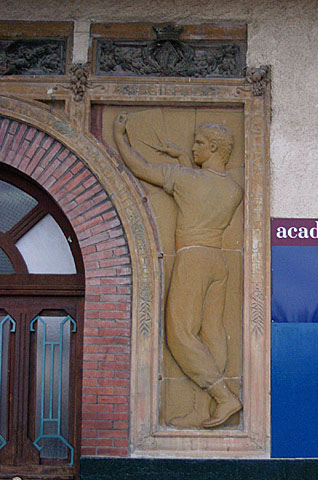 Détail du bas-relief droit du portail (1901), signé Gustave Violet et représentant la Science.