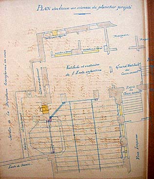 'Perpignan. Aménagement d'une Ecole enfantine annexée aux Cours Secondaires [de jeunes filles]', plan et coupe, dessin à la plume sur papier avec rehauts de couleurs, par Léon Baille, 06 août 1902. Détail. Plan des lieux au niveau du plancher projeté.