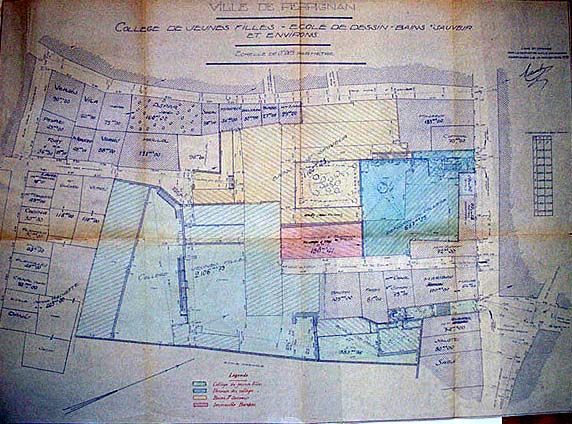 'Perpignan. Projet d'agrandissement du Collège de Jeunes Filles', plan d'ensemble, dessin à la plume sur papier avec rehauts de couleurs, par le géomètre DPLG, 13 novembre 1931. Figurent en vert le Collège de jeunes filles, en bleu la pension du Collège, en jaune les Bains Saint-Sauveur et en rose l'immeuble Bardou.