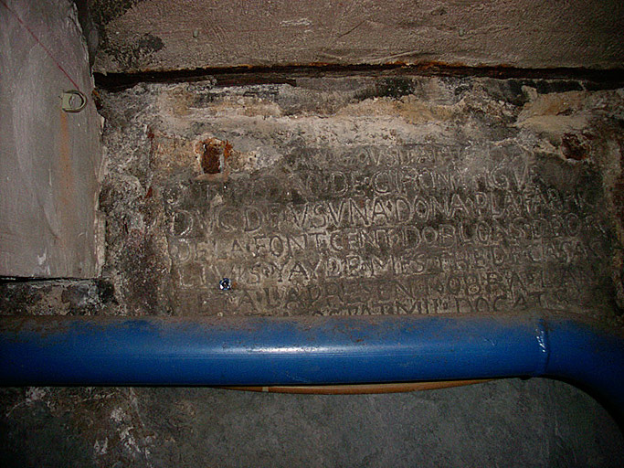 Plaque gravée scellée au-dessus de l'arrivée d'eau dans l'actuelle chaufferie du Collège Jean Moulin.