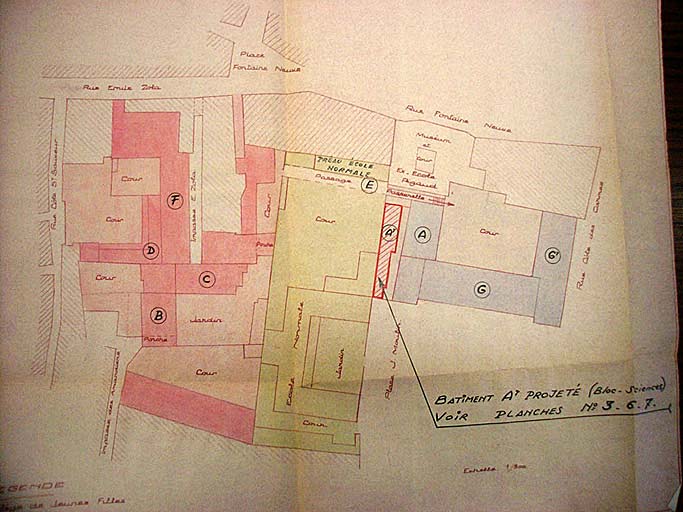 'Perpignan. Collège de jeunes filles', plan de masse, repères et plan d'ensemble, encre sur papier, par Lida, 22 novembre 1955. Détail. Repères et plan d'ensemble sur lequel figurent en vert l'Ecole normale de garçons, en rose le Collège de jeunes filles et en bleu l'Ancien Collège moderne.