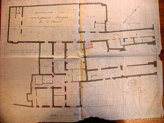 'Agrandissement de l'école normale primaire de Perpignan', plan du rez-de-chaussée, encre sur calque avec rehauts de couleurs, par Vignol, 1er juin 1869. avec en jaune l'école actuelle et en rose les bâtiments à ajouter.