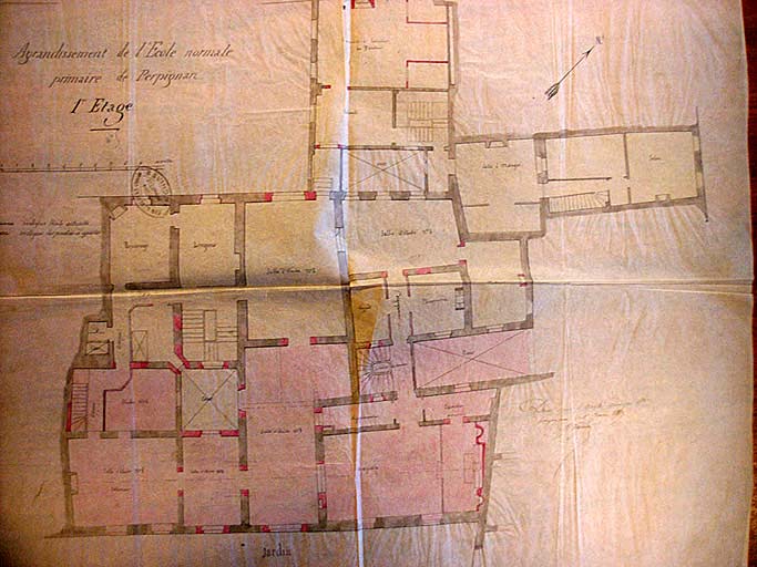 'Agrandissement de l'école normale primaire de Perpignan', plan du 1er étage, encre sur calque avec rehauts de couleurs, par Vignol, 1er juin 1869. avec en jaune l'école actuelle et en rose les bâtiments à ajouter.