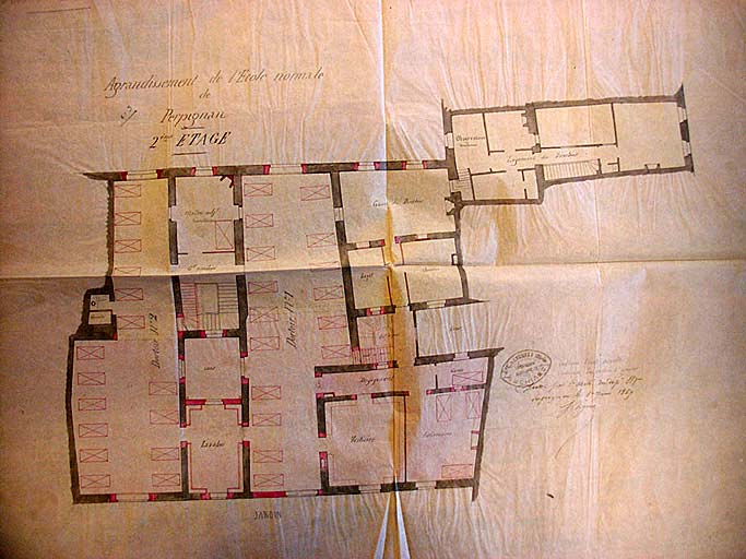 'Agrandissement de l'école normale primaire de Perpignan', plan du 2e étage, encre sur calque avec rehauts de couleurs, par Vignol, 1er juin 1869. avec en jaune l'école actuelle et en rose les bâtiments à ajouter.