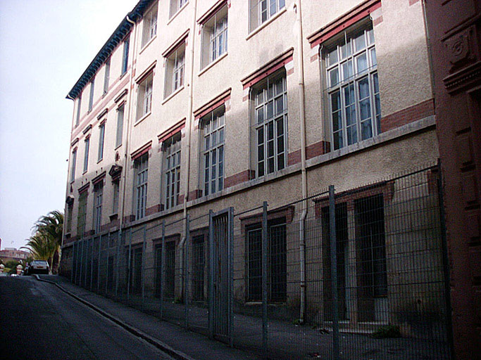 Façade latérale du collège rue cote des Carmes, surélevée de deux étages en 1933.