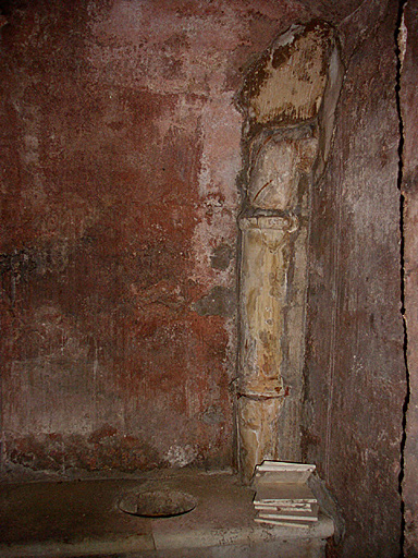 Latrines du couvent à l'arrière de la salle capitulaire.