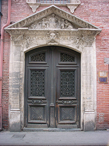 Entrée menant à l'ancienne église, rue Saint-Sauveur, avec symboles franc-maçonniques.