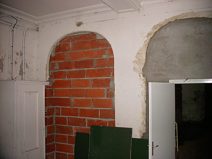 Arcs en anse de panier menant à la salle capitulaire et aux latrines, identiques à ceux de la façade de l'église côté cloître.