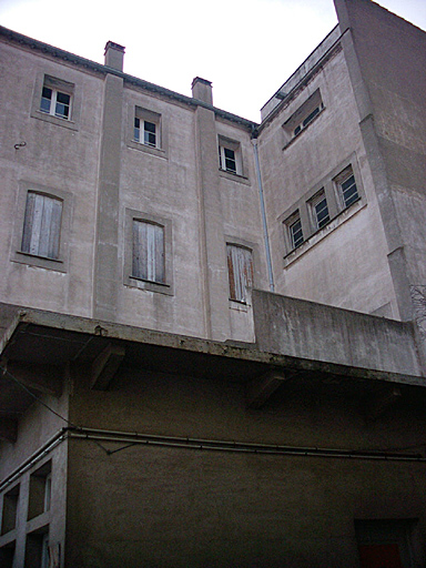 Façade arrière de l'école donnant sur la cour du Collège Jean Moulin.
