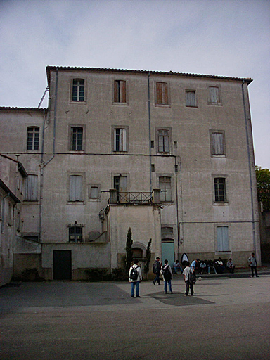 Façade latérale de l'ancienne Ecole normale de garçons donnant sur la cour du Collège Jean Moulin.