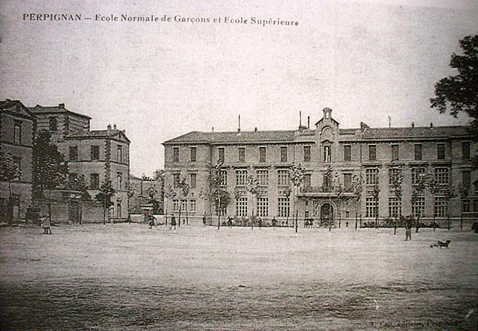 'Perpignan - Ecole Normale de Garçons et Ecole Supérieure'. A gauche, l'ancienne Ecole normale de garçons. A droite, l'ancienne Ecole supérieure de garçons, actuellement collège Jean Moulin.