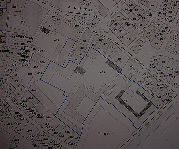 Restitution sur le cadastre de 1975 de l'emprise actuelle du Collège Jean Moulin, incluant l'ancienne Ecole normale de garçons. En pointillés, les parties encore actuellement annexées au collège.