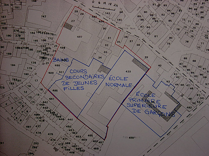 Restitution sur le cadastre de 1975 de l'emprise de l'Ecole supérieure de garçons, des Cours secondaires de jeunes filles et de l'Ecole normale de garçons en 1895, d'après plusieurs plans de 1895. En rouge, l'emprise de l'ancien couvent médiéval Saint-Sauveur.