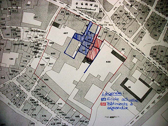 Restitution sur le cadastre de 1975 de l'occupation du fonds de l'ancien couvent Saint-Sauveur par l'Ecole normale de garçons en 1869, d'après les plans de 1869 signés Vignol.