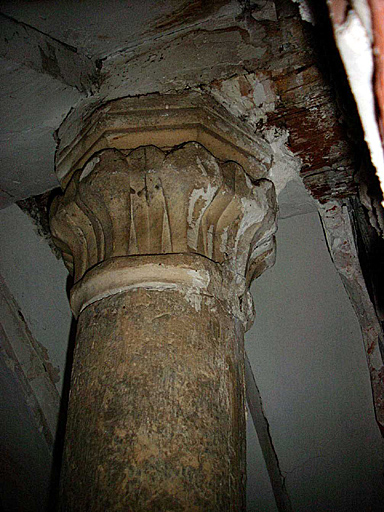 Détail du chapiteau de la colonne de remploi dans le mur Sud de la salle capitulaire.