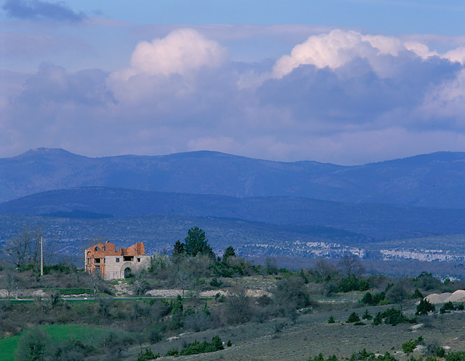 Vue lointaine de l'atelier de Paul Dardé à Saint-Maurice-de-Navacelles.