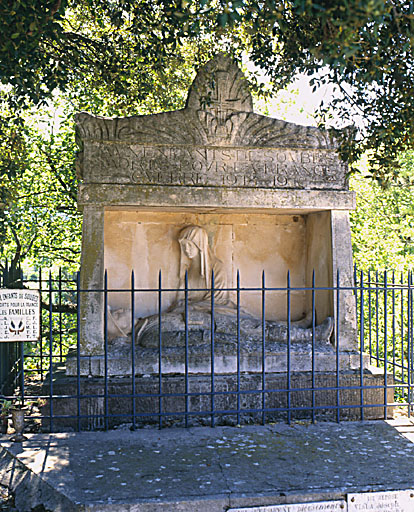 Vue d'ensemble du monument aux morts sculpté par Paul Dardé.