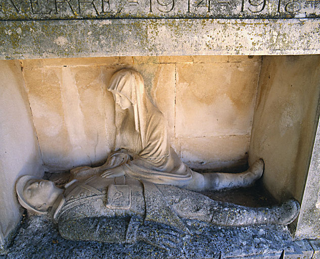 Vue d'ensemble de la jeune femme pleurant un soldat mort, sculptures de Paul Dardé.