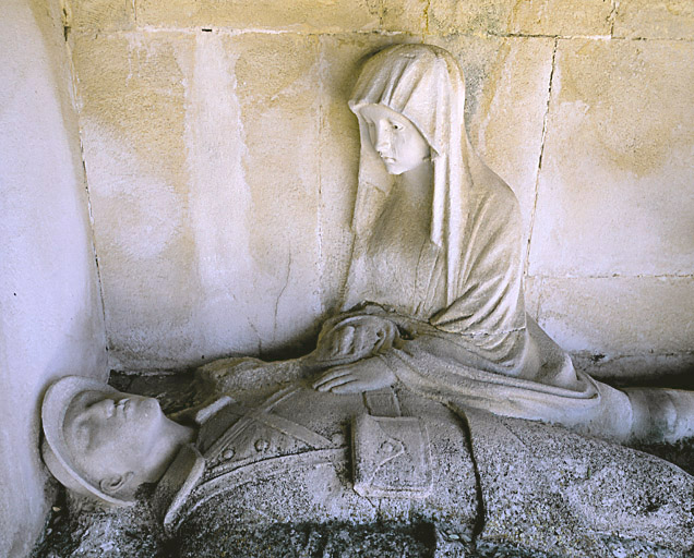 Détail de la jeune femme pleurant un soldat mort, sculpture de Paul Dardé.