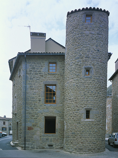 Vue d'ensemble avec la tour d'escalier