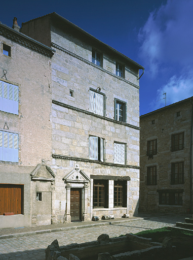 Vue d'ensemble de l'élévation sur la place du Marché