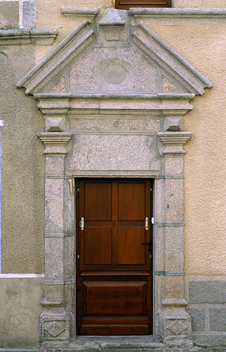 Porte d'entrée place du Marché, après restauration