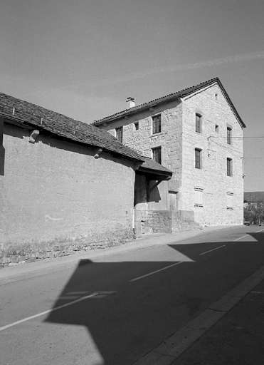 Vue d'ensemble de la maison et de ses dépendances sur l'avenue de Mende