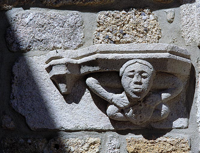 Culot sculpté de l'ancienne église en remploi